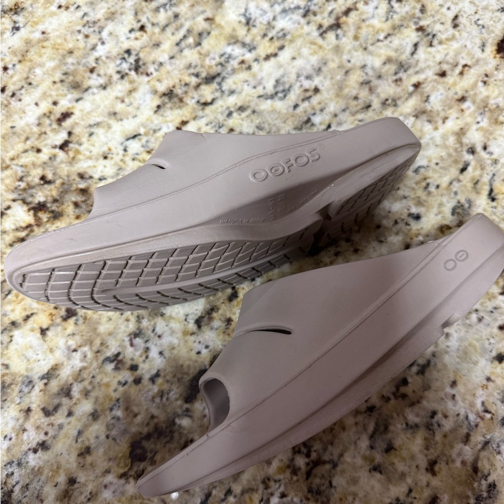 OOFOS Women's Sandals in Light Gray - Picture 2 of 7